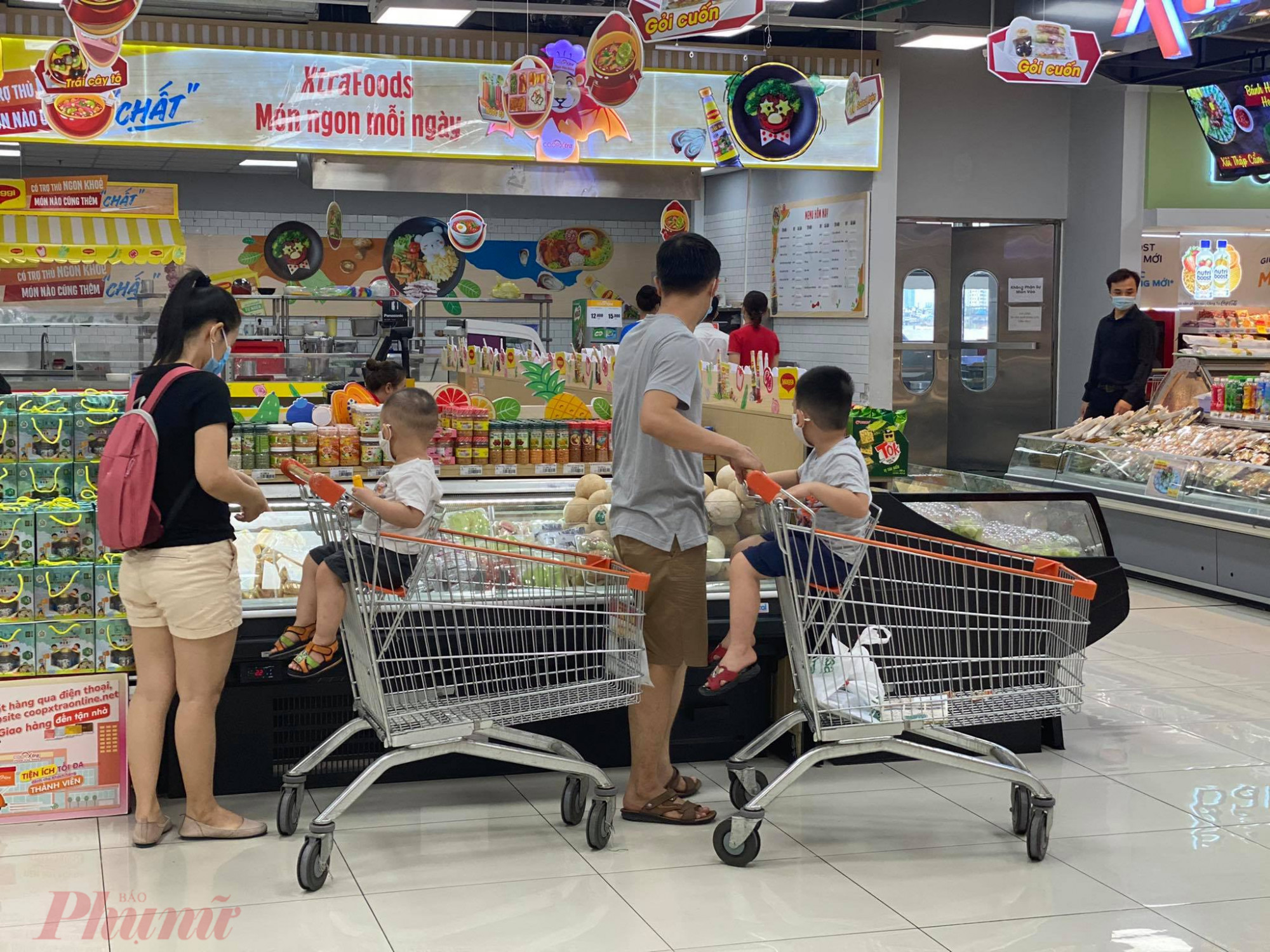 Anh Trung và vợ đưa con đi siêu thị mua thực phẩm, nhưng chỉ lựa chọn theo nhu cầu gia đình, không ý định gom hàng dự trữ