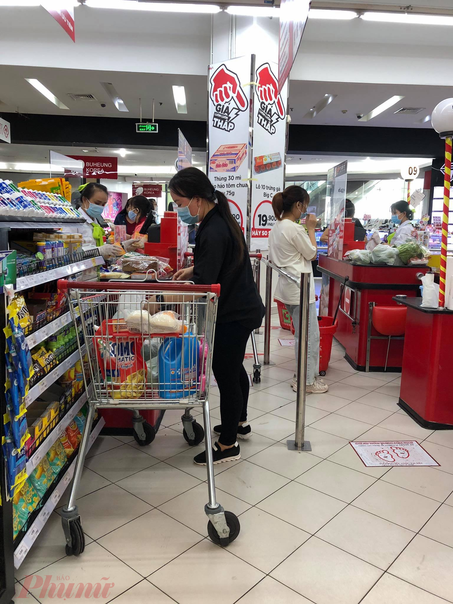 Tại Big C Tân Phú, khách đến mua hàng có phần vắng lặng hơn so với trước khi có dịch. 