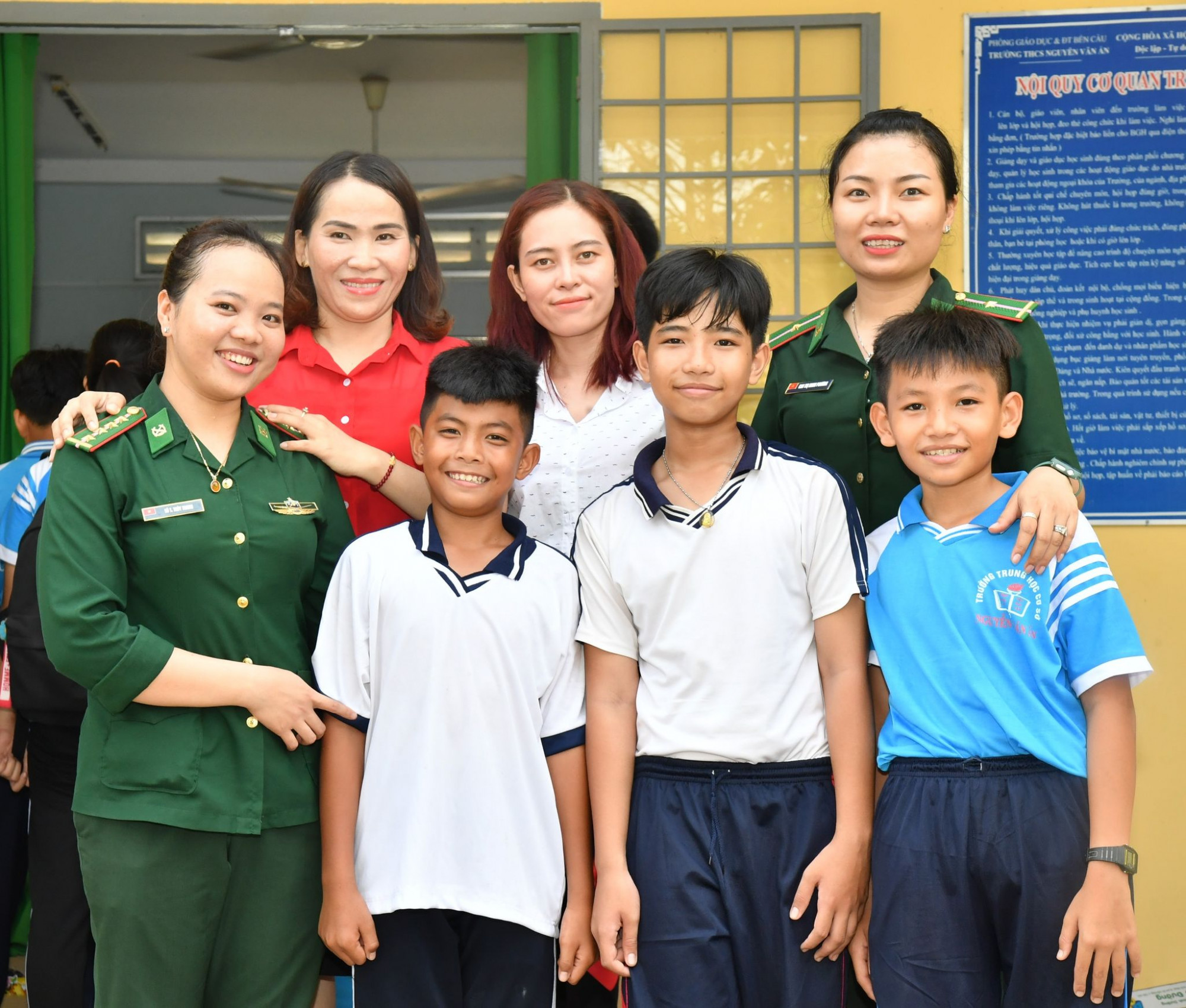 Thiếu tá Thùy Trang luôn quan tâm đến trẻ em có hoàn cảnh khó khăn trên khu vực biên giới... Ảnh chụp luu niệm với các nhà tài trợ và các em thiếu nhi trong lần tổ chức trung thu gần đây