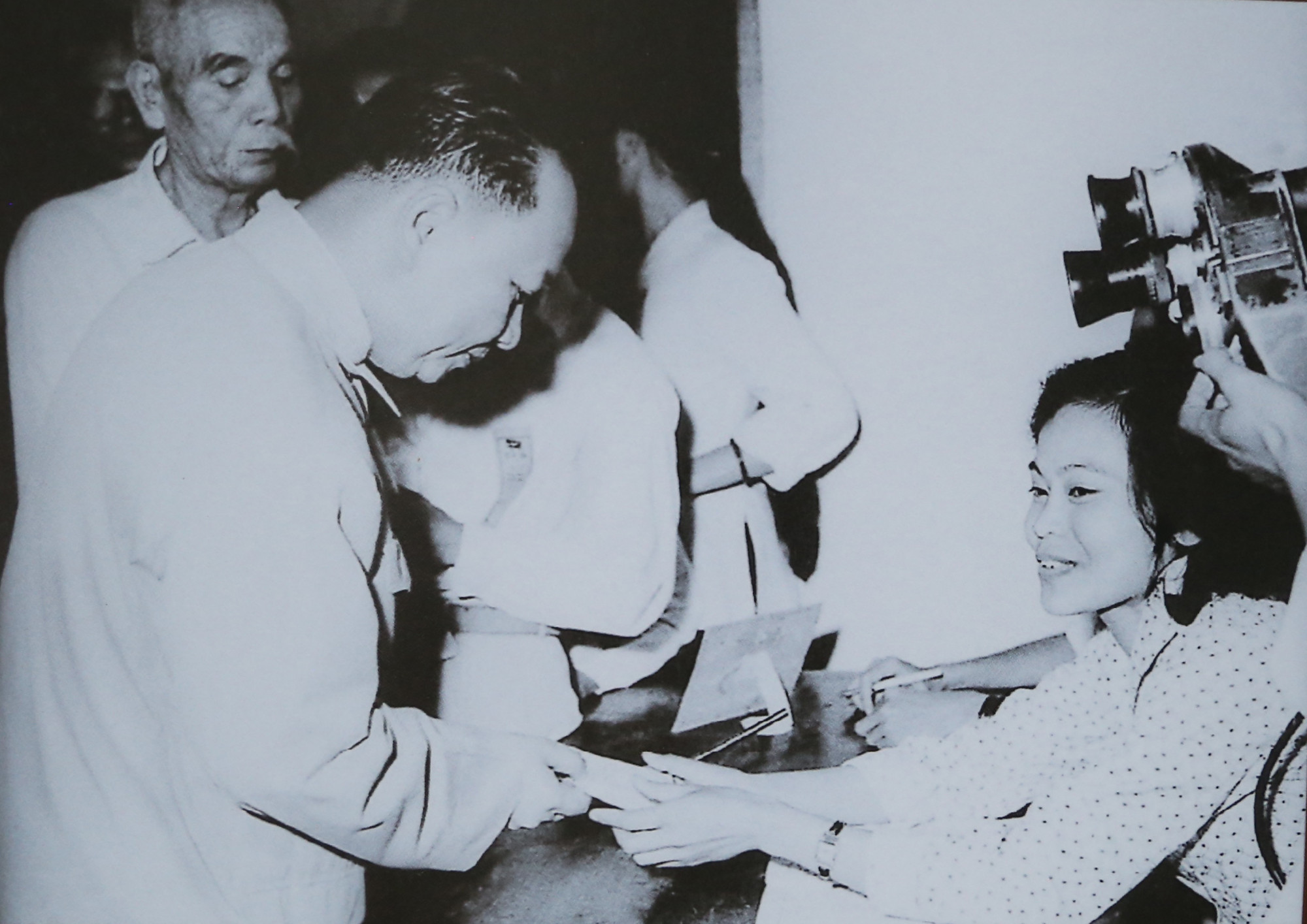 Chủ tịch Uỷ ban Quốc hội Trường Chinh bỏ phiếu bầu cử Quốc hội khoá IIIIII tại khu phố Ba Đình, Hà Nội tháng 4/1964.