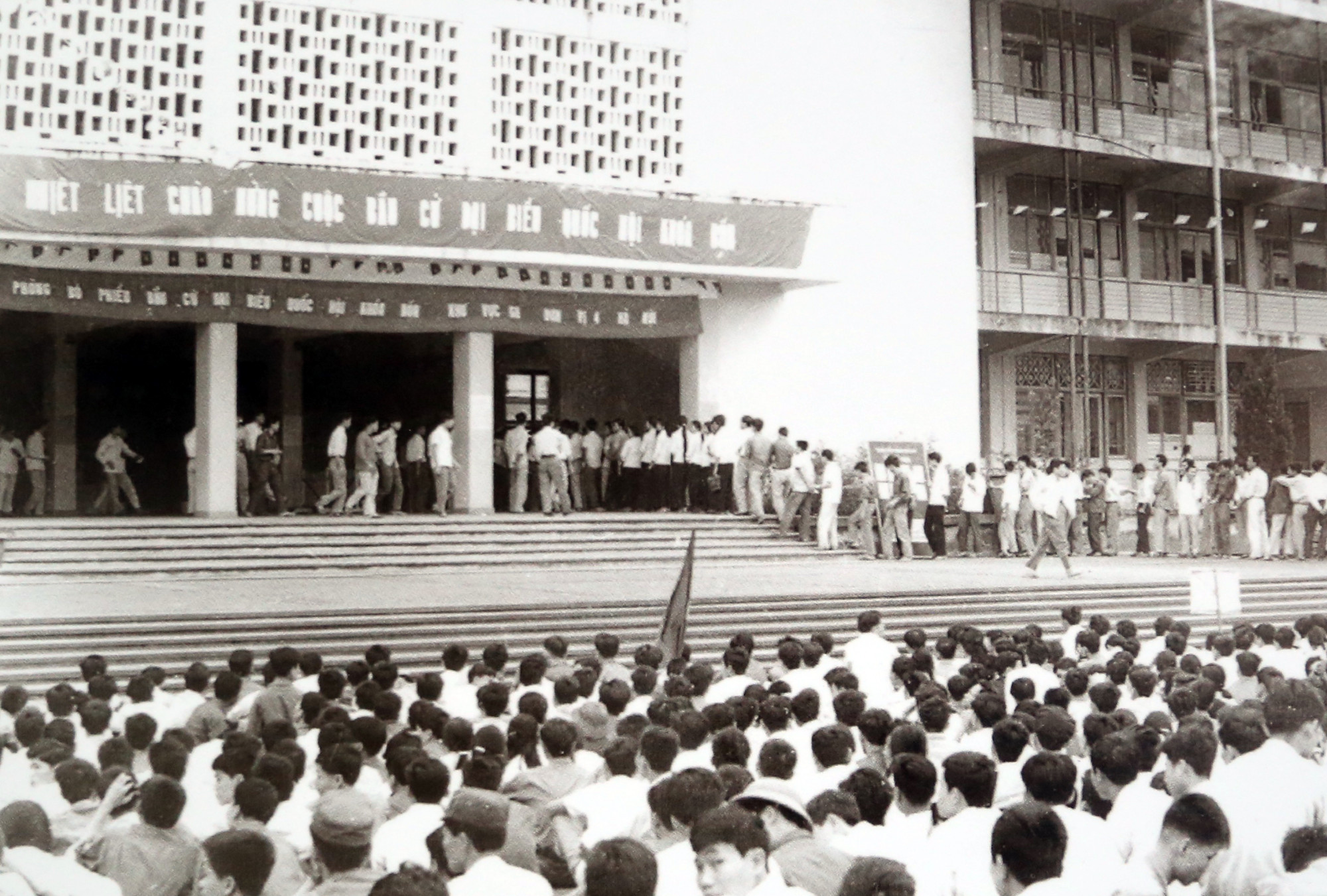 Quang cảnh buổi khai mạc bầu đại biểu Quốc hội khoá IV, tại khu vực bỏ phiếu Trường Đại học Quốc gia Hà Nội, tháng 4/1971.