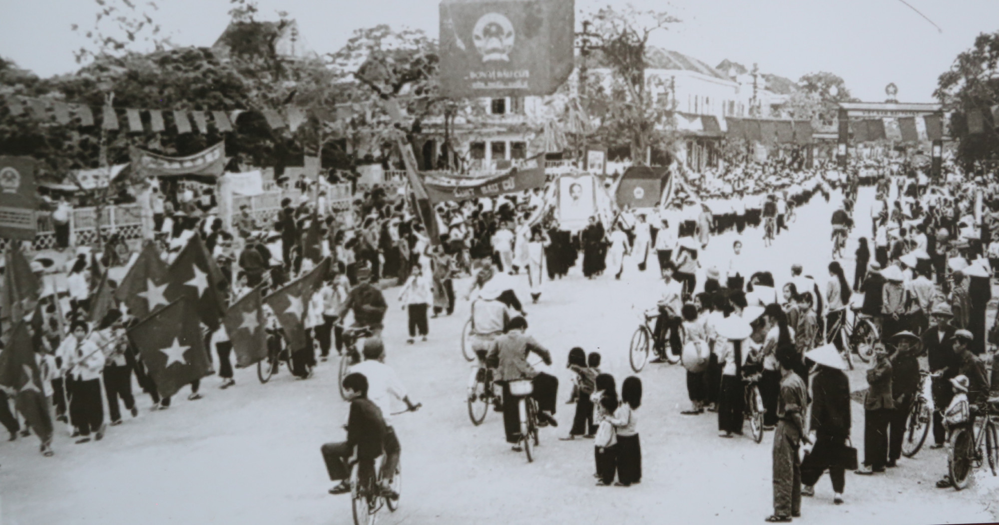 Thiếu nhi thành phố Nam Định cổ vũ bầu cử đại biểu Quốc hội khoá V, ngày 6/4/1975.