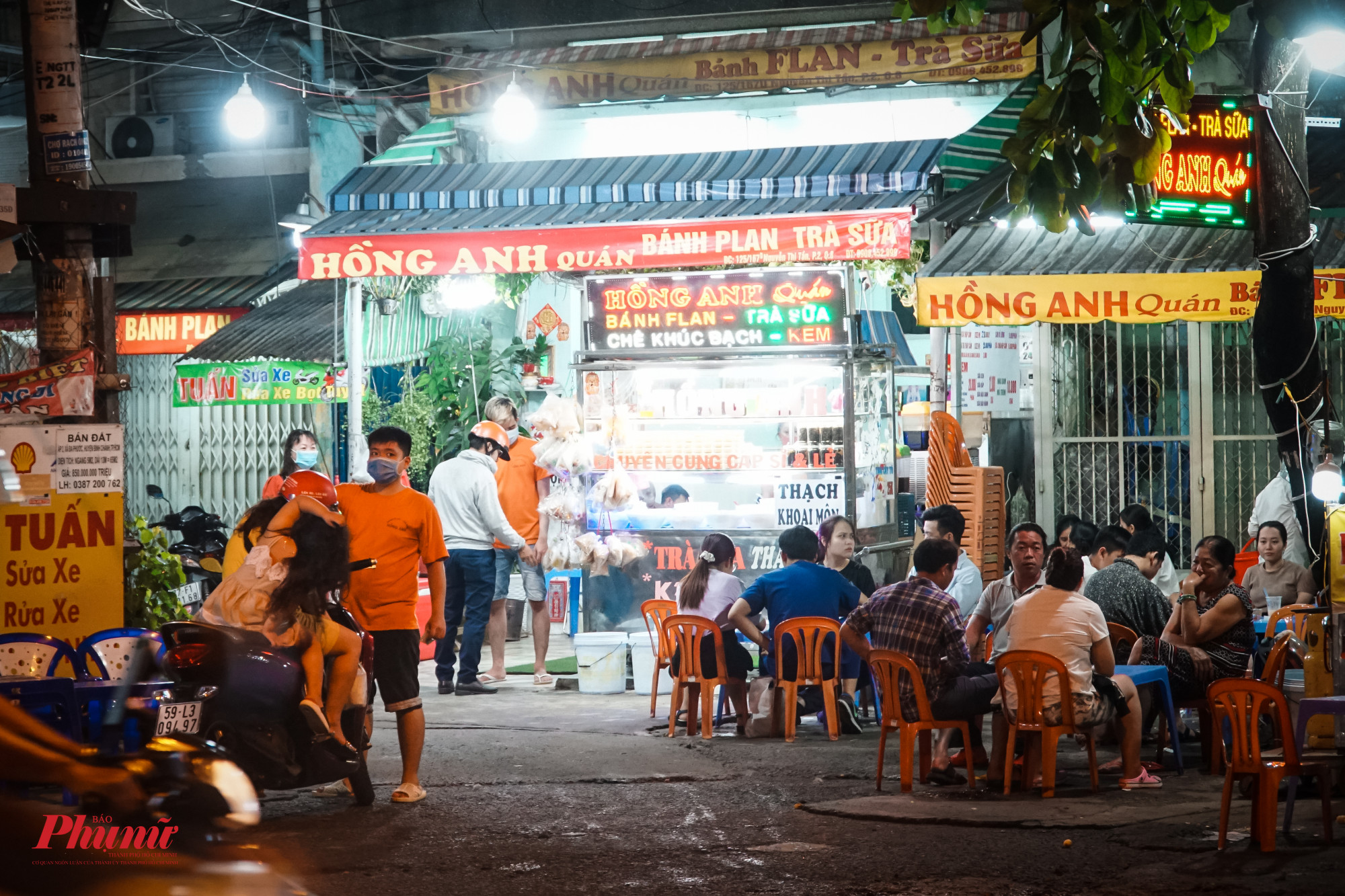 Một quán vỉa hè trên đường Nguyễn Thị Tần (Quận 8) vẫn rất đông khách ngồi, và không đảm bảo quy tắc giãn cách