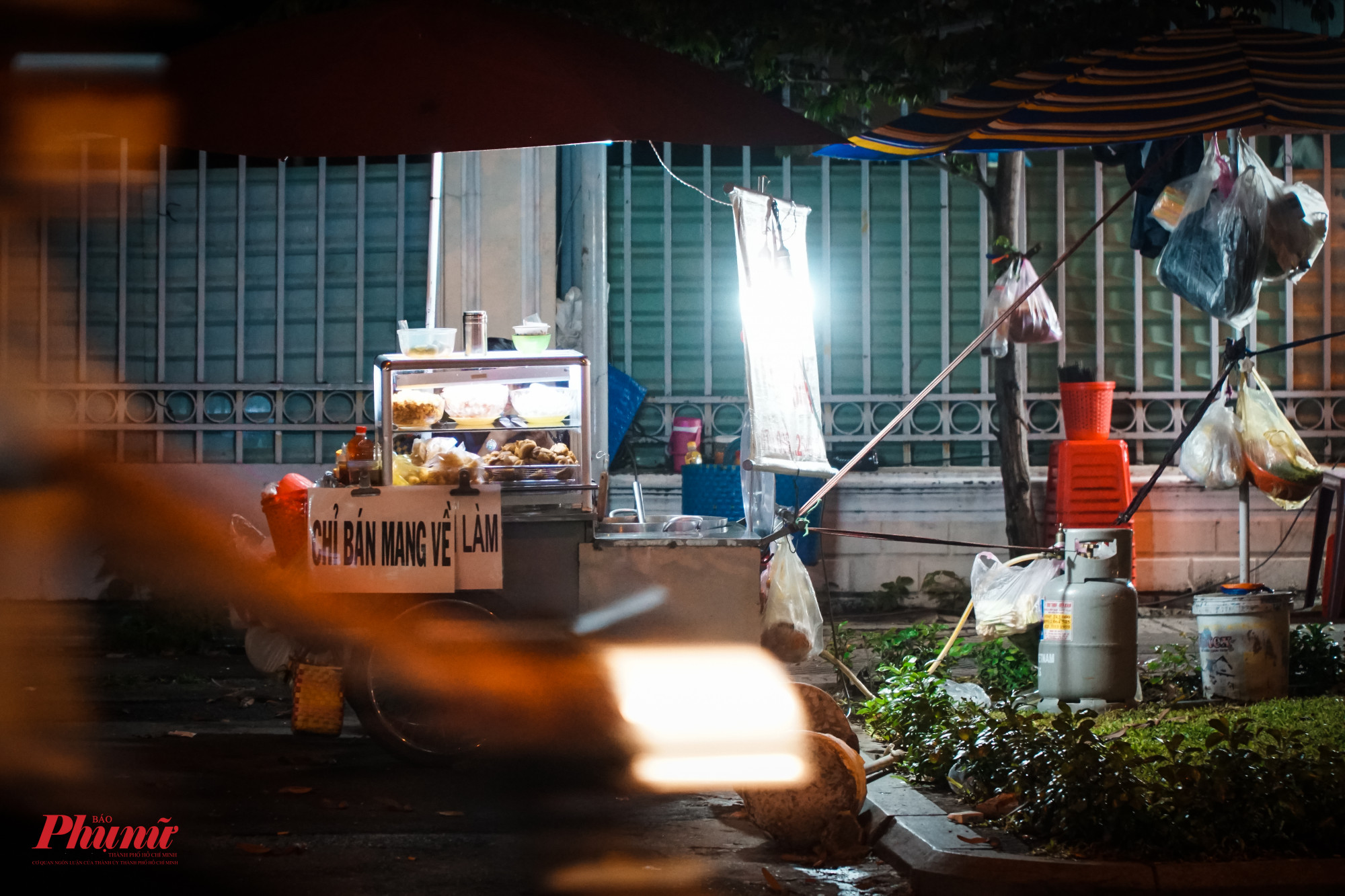 Các hàng quán nhỏ trên đường Lê Văn Duyệt (Quận Bình Thạnh) đã chủ động bán mang về trước giờ giới nghiêm