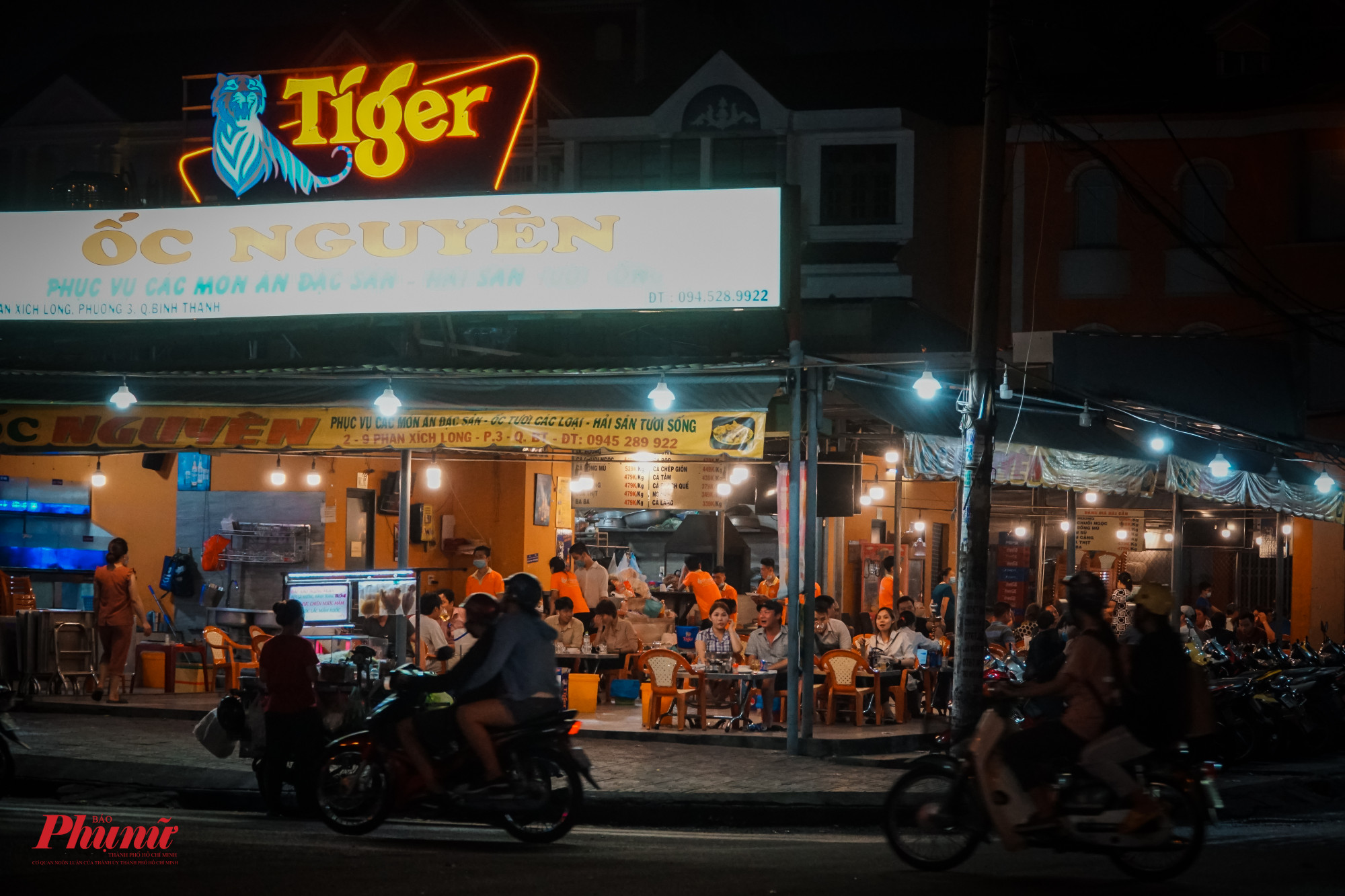 Bên cạnh các quán chấp hành, một số quán nhậu trên đường Phan Xích Long (quận Phú Nhuận) vẫn đông nghịt người đến ăn uống)
