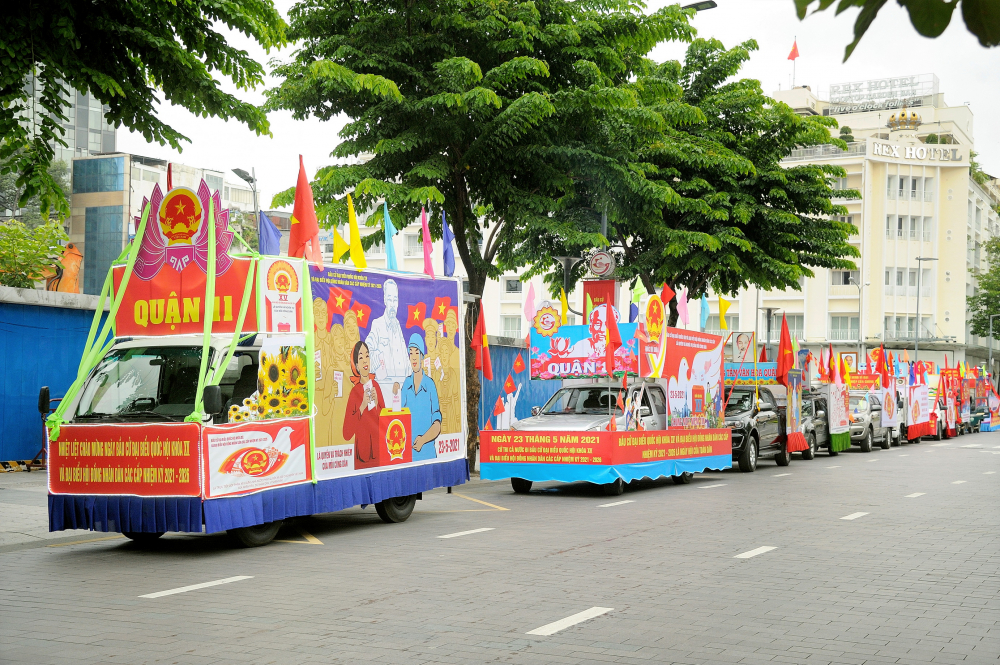 Đoàn xe tập kết trên đường Nguyễn Huệ chuẩn bị xuất phát.