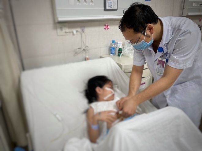 Bác sĩ Nguyễn Đức Lân thăm khám lại cho bệnh nhi sau phẫu thuật - Ảnh: BVCC