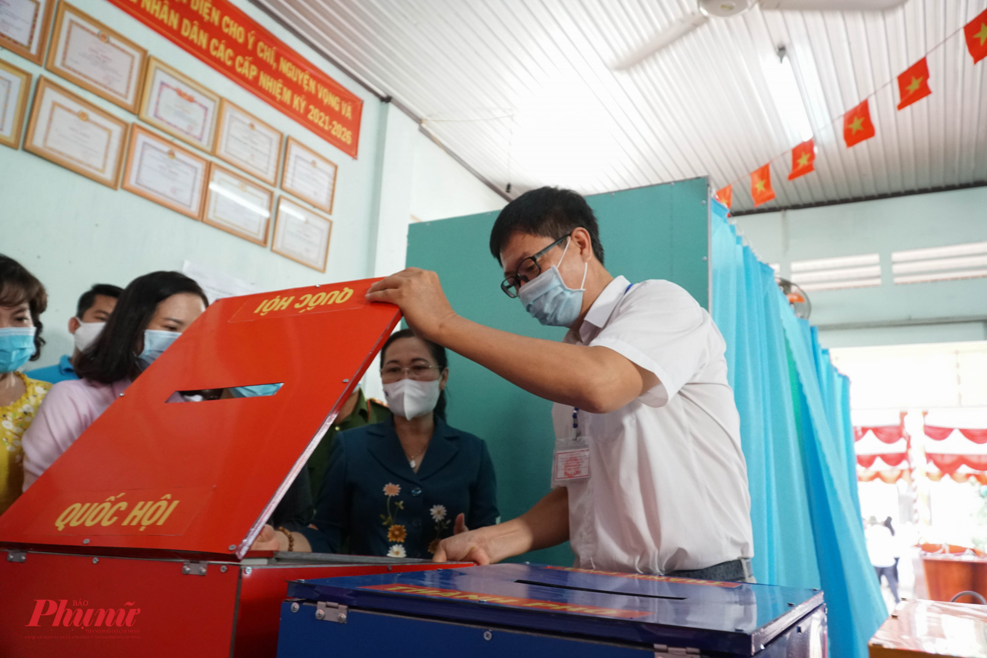 Môi thùng phiếu, bà Nguyễn Thị Lệ đều yêu cầu mở ra kiểm tra cho chắc chắn