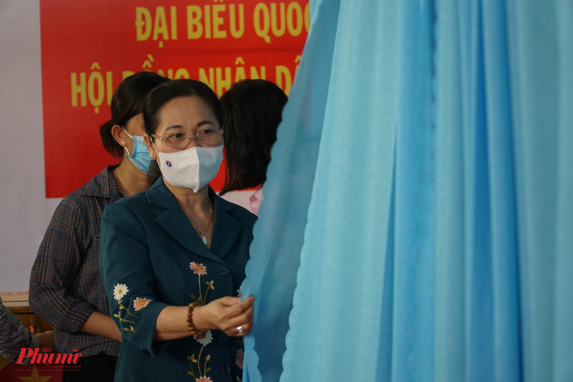Bà Nguyễn Thị Lễ kiểm tra tất cả khâu chuẩn bị cho ngày bầu cử 23/5 tại khu vực bầu cử số 041