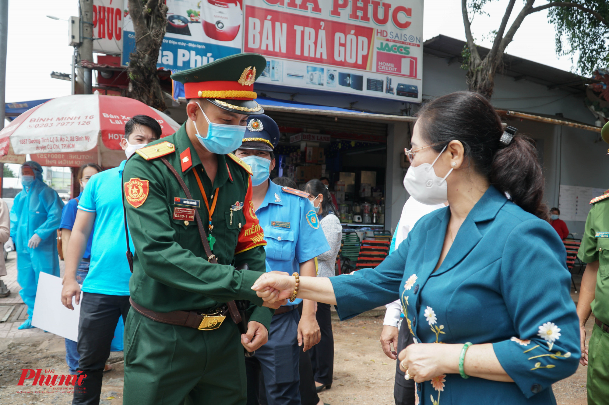 Bà Nguyễn Thị Lệ nahức các cán bộ chiến sĩ, nhân viên y tế phải giữ gìn sức khỏe