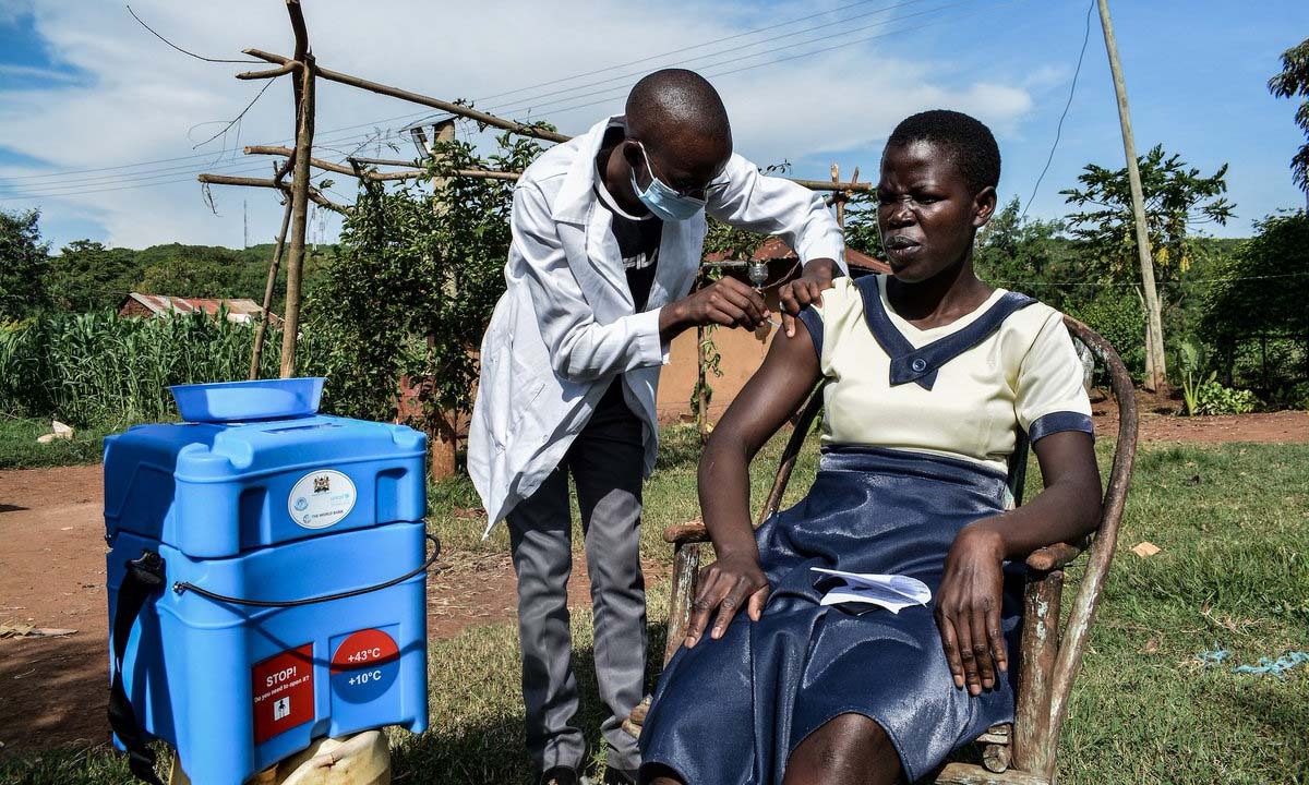 Một phụ nữ người Kenya đang được tiêm vắc-xin ngừa COVID-19 - Ảnh: Brian Ongoro/AFP via Getty Images