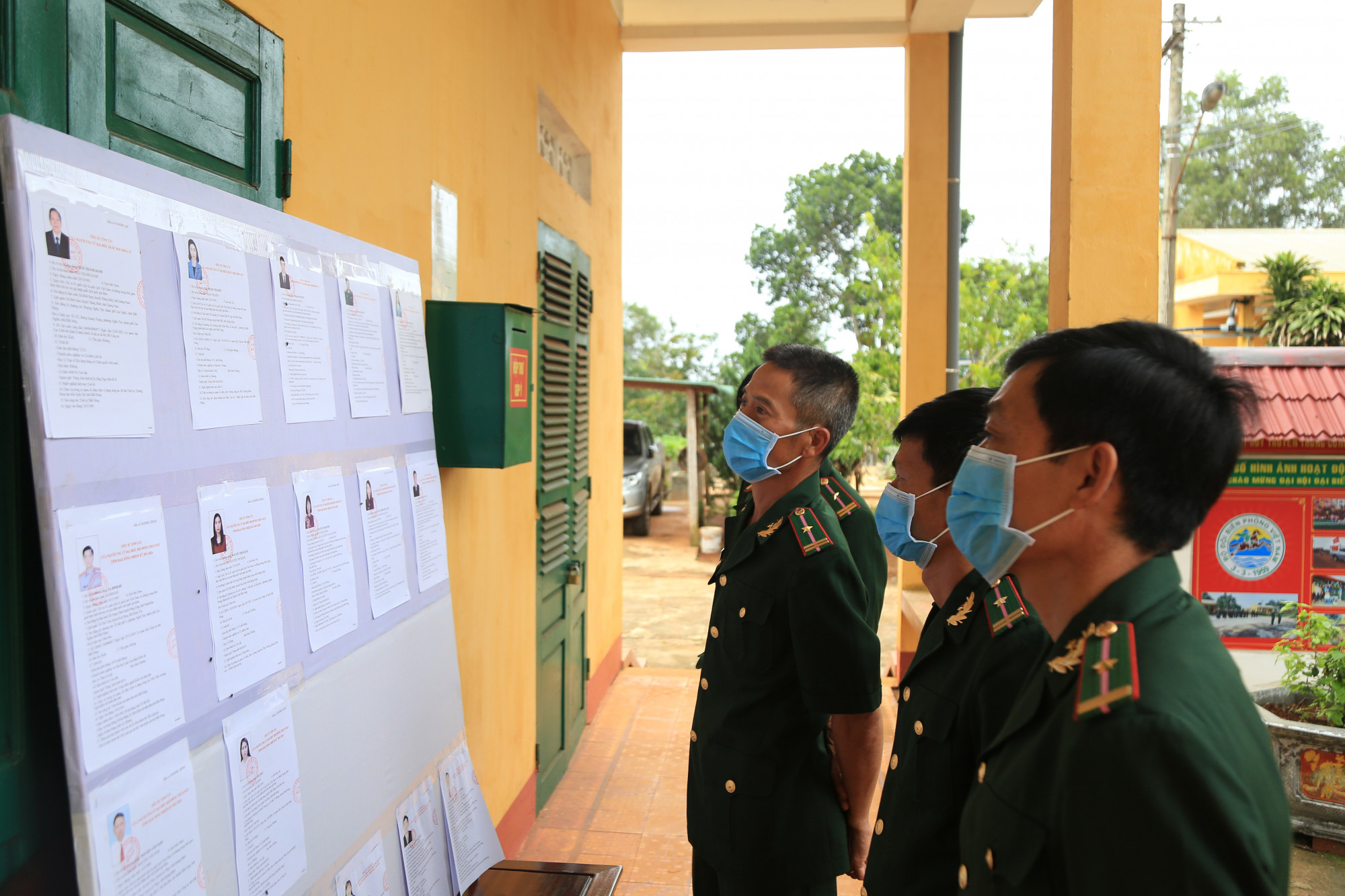Các chiến sĩ Bộ đội Biên Phòng tỉnh Đắk Nông kiểm tra thông tin các đại biểu trước khi bỏ phiếu bầu cử