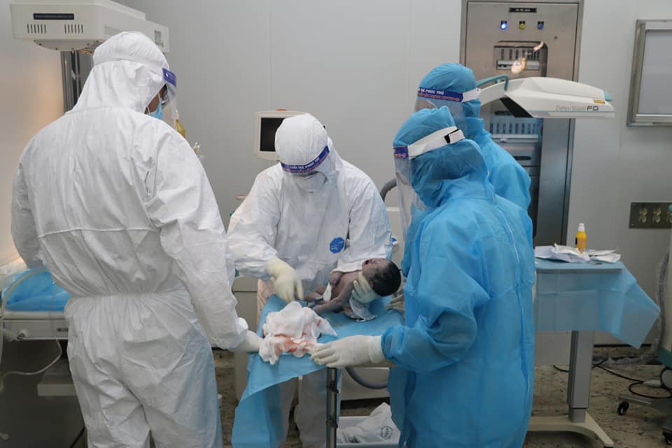 Hơn 1 giờ phẫu thuật, một bé gái ra đời nặng 2600 g. 