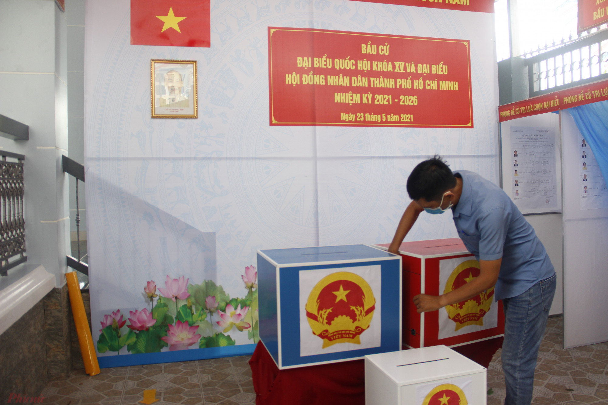 UBND quận Bình Tân cho biết, đến thời điểm hiện tại, công tác chuẩn bị cho bầu cử trên địa bàn đã cơ bản hoàn tất. Trong đó, các địa điểm bỏ phiếu là nhà dân đã được trang trí, thực hiện các biện pháp phòng chống dịch COVID-19.