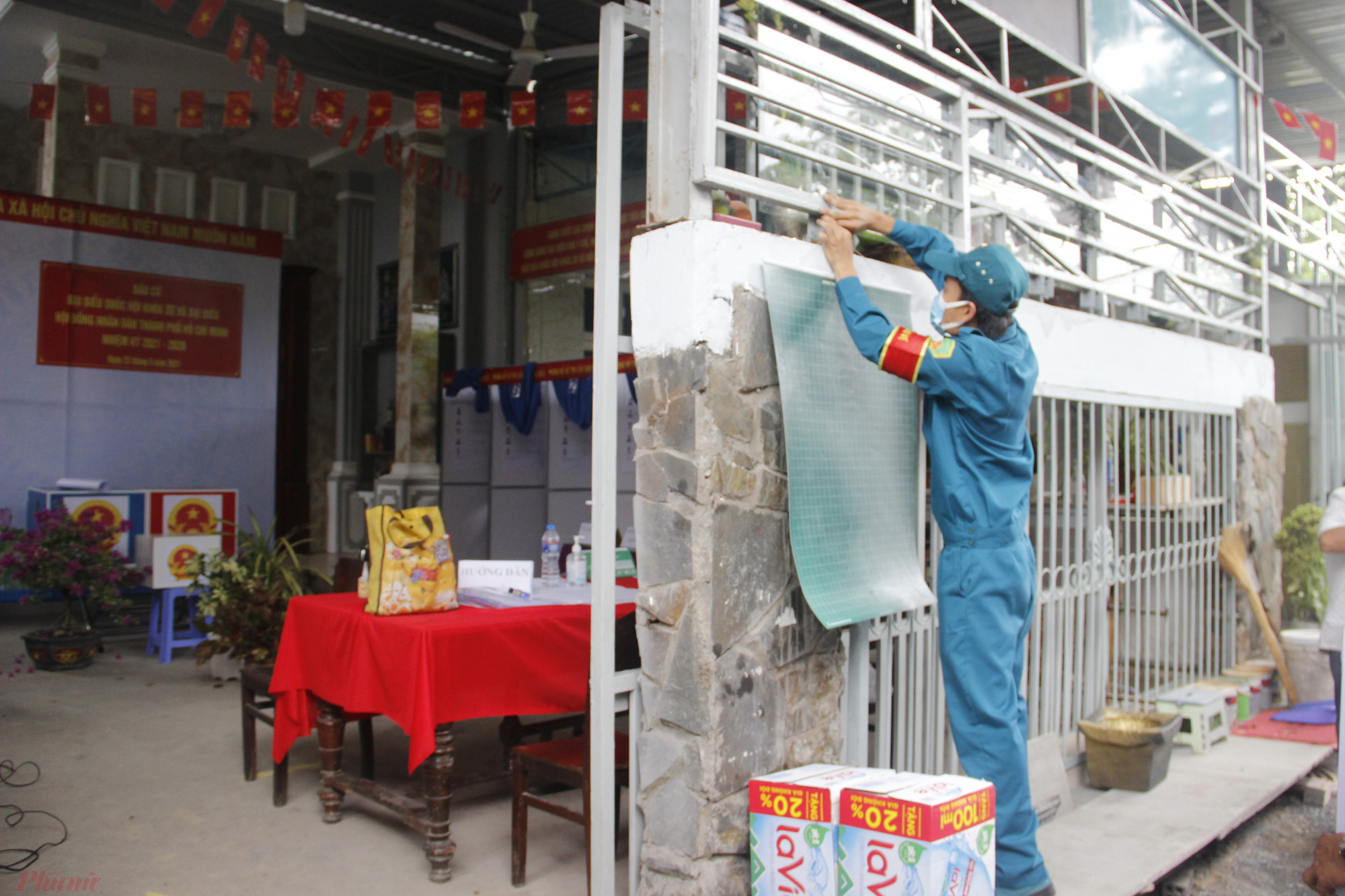 Chính quyền địa phương đang dọn vệ sinh, trang trí tại căn nhà số 12 đường Lê Tấn Bê, phường An Lạc, quận Bình Tân. Căn nhà này sẽ là điểm bỏ phiếu của cử tri 11 tổ dân phố thuộc phường An Lạc.