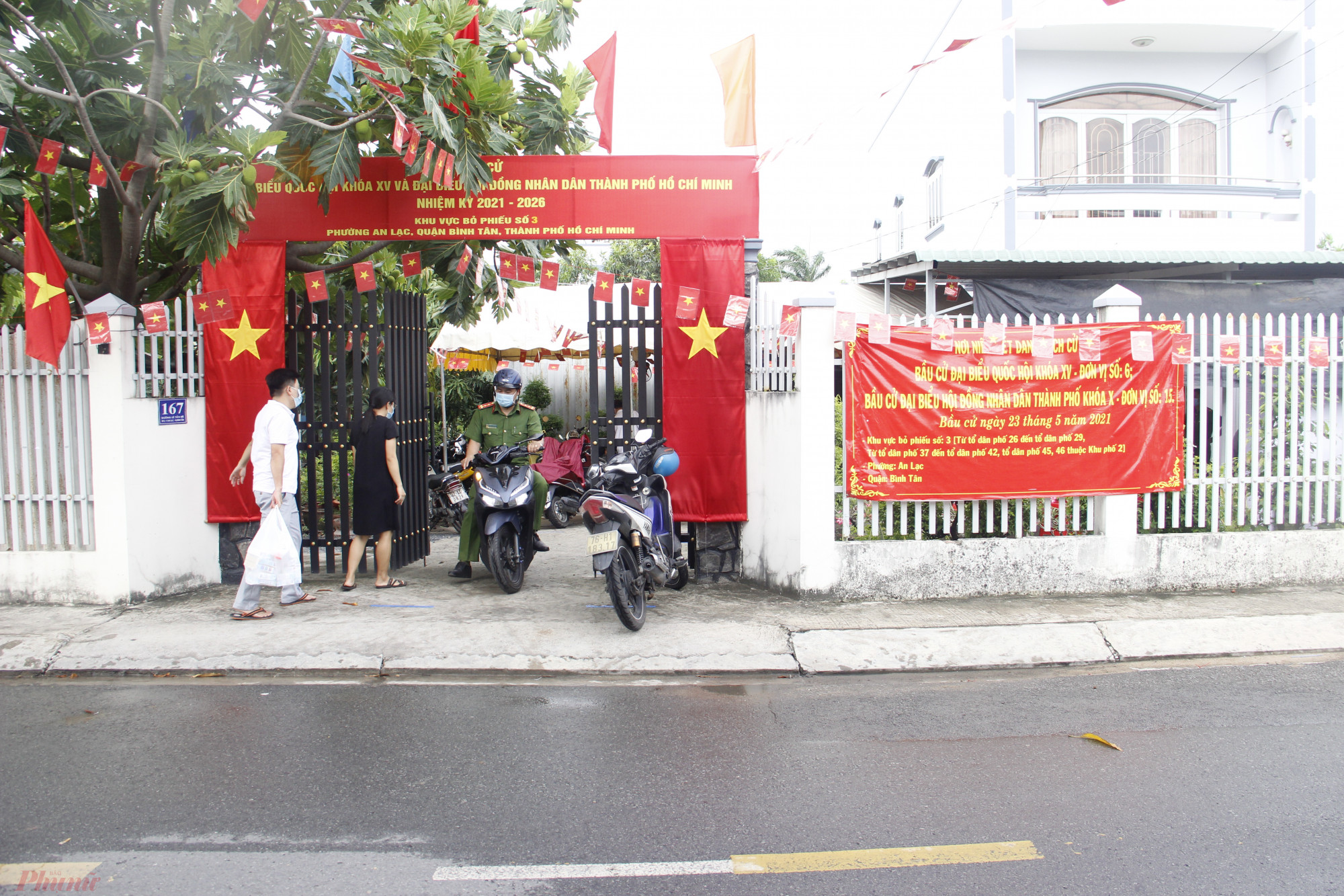 Ngày 23/5, nhà ông Kiều Văn Sen (quận Bình Tân) sẽ được sử dụng để làm điểm bỏ phiếu thuộc Tổ bầu cử số 3. Nhiều ngày liền, gia đình ông Sen cùng cán bộ địa phương đã chung tay làm công tác trang trí, chuẩn bị cho bầu cử.