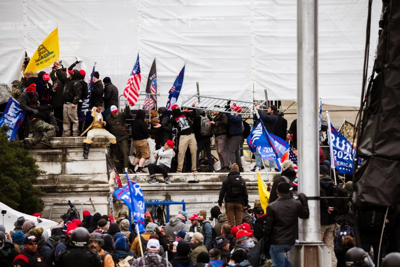 Hình ảnh những người biểu tình quá khích tràn vào Điện Capitol  ở thủ đô Washington, D.C. hôm 6/1/2021 - Ảnh: Jon Cherry/Getty Images