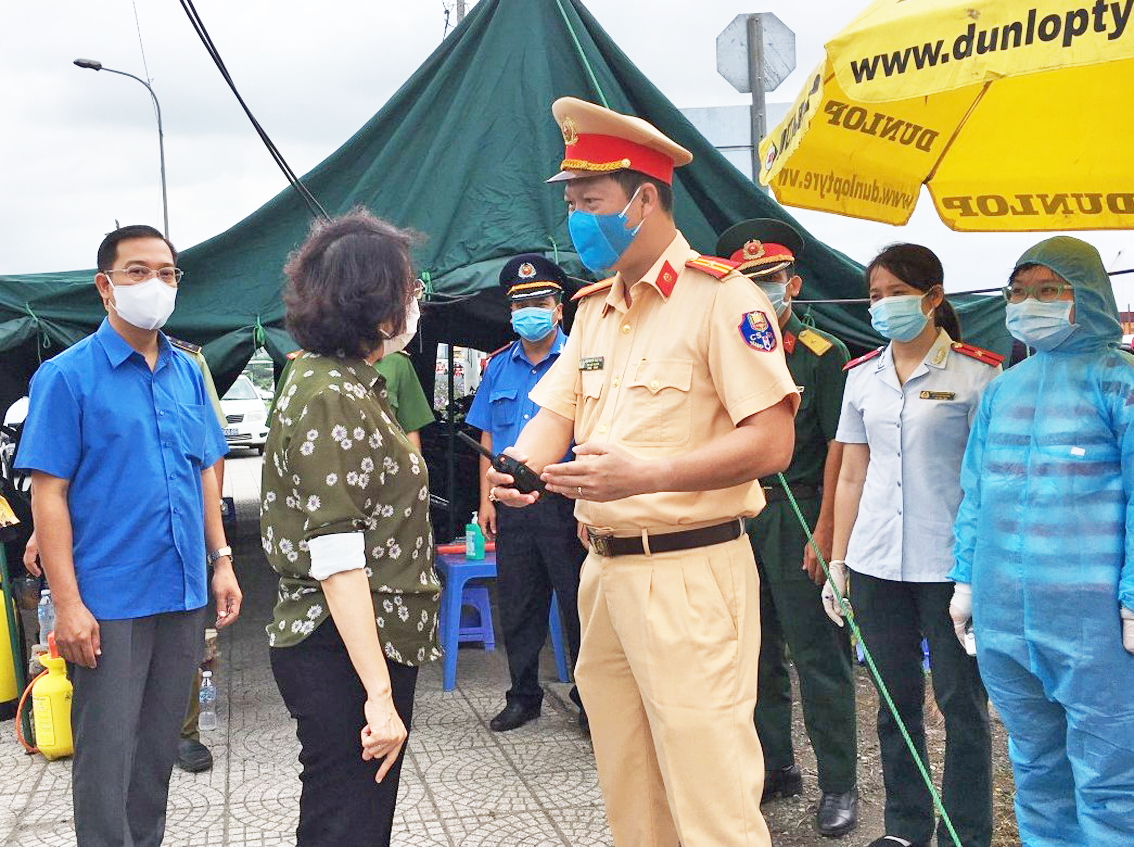 Bà Tô Thị Bích Châu (thứ hai từ trái sang) thăm hỏi, động viên các lực lượng tham gia chốt phòng, chống dịch Covid-19 ở TP.HCM