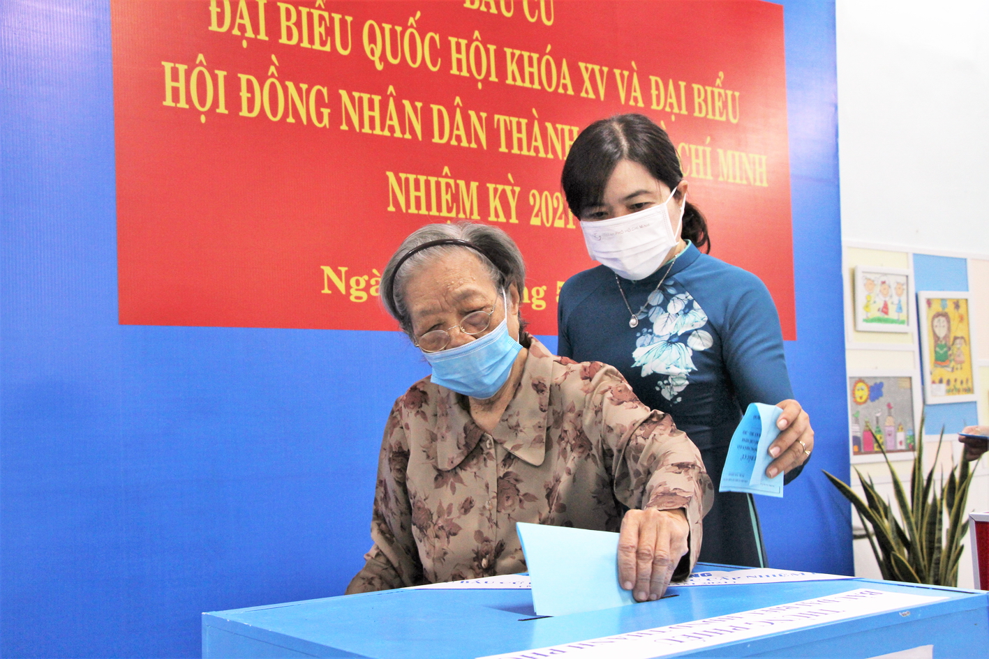 Bà Nguyễn Trần Phượng Trân - Thành ủy viên, Chủ tịch Hội LHPN TP.HCM - cùng mẹ chồng là bà Lê Thị Bình thực hiện quyền và nghĩa vụ công dân của mình