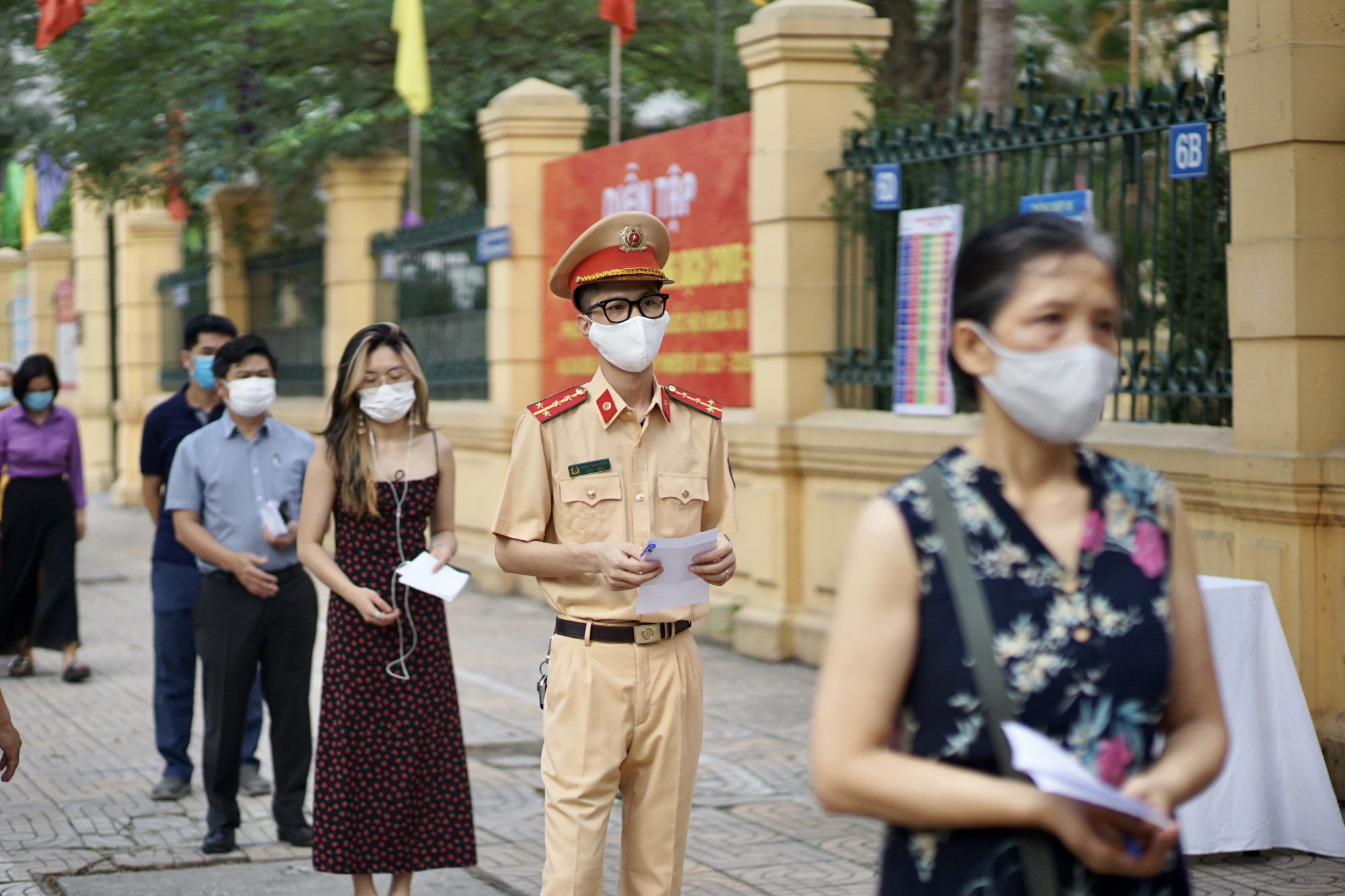 Cử tri đi tham gia bỏ phiếu tại Hà Nội.