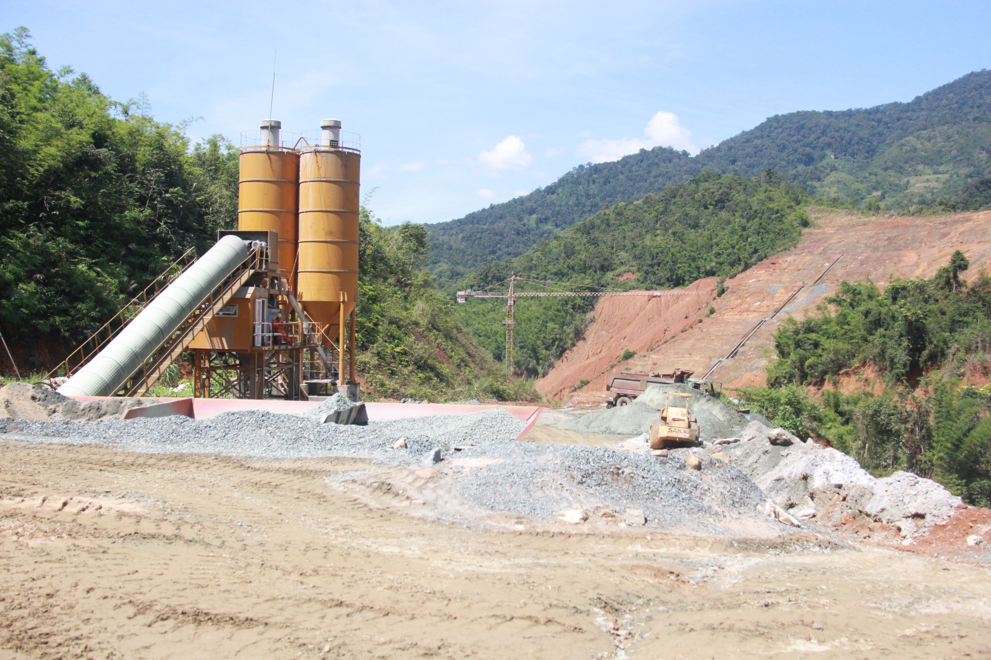 Dù ông Lê Quang Hào – Tổng Giám đốc Công ty Cổ phần Tài chính và Phát triển năng lượng mạnh miệng tuyên bố sẽ hoàn thành trong 3-4 tháng tới, nhưng đó là điều hồ nghi rất lớn cho chính quyền địa phương huyện Tây Giang