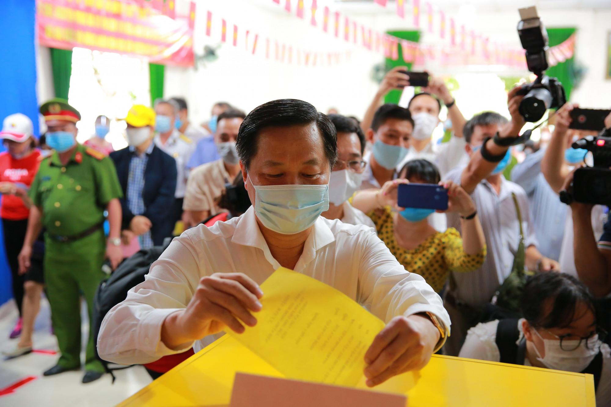 Phó thủ tướng Lê Minh Khái bỏ phiếu tại điểm bầu cử số 19, phường An Phú, quận 2, Thành phố Thủ Đức.