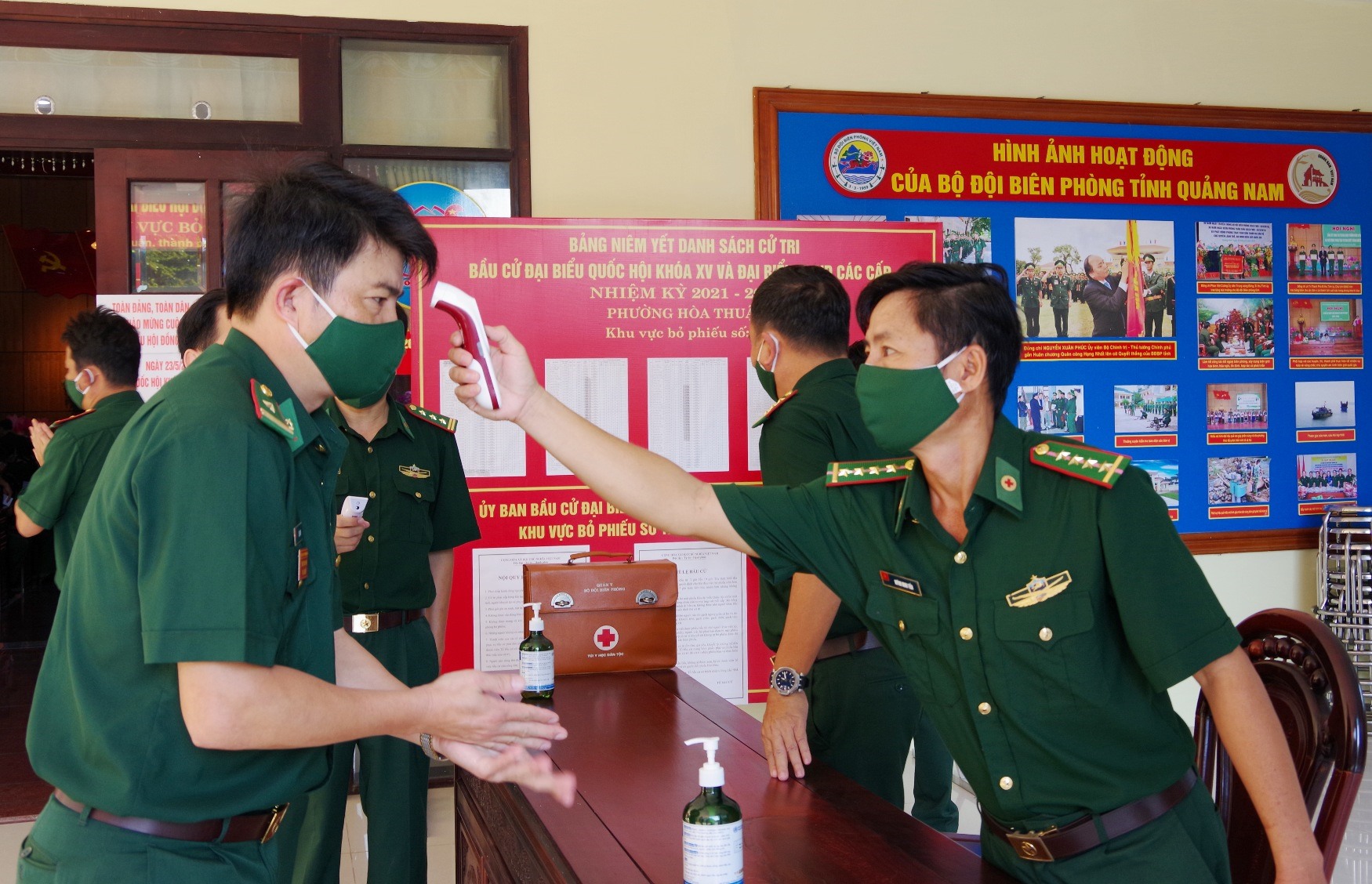 Các cán bộ đang công tác tại Bộ Chỉ huy Bộ đội Biên phòng tỉnh tập trung về khu vực bỏ phiếu số 12 (phường Hòa Thuận, TP. Tam Kỳ) để bỏ phiếu.