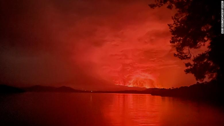 Quang cảnh từ đảo Tchegera trên Hồ Kivu ở CHDC Congo cho thấy ngọn lửa phun ra từ núi Nyiragongo hôm 22/5 - Ảnh: CNN