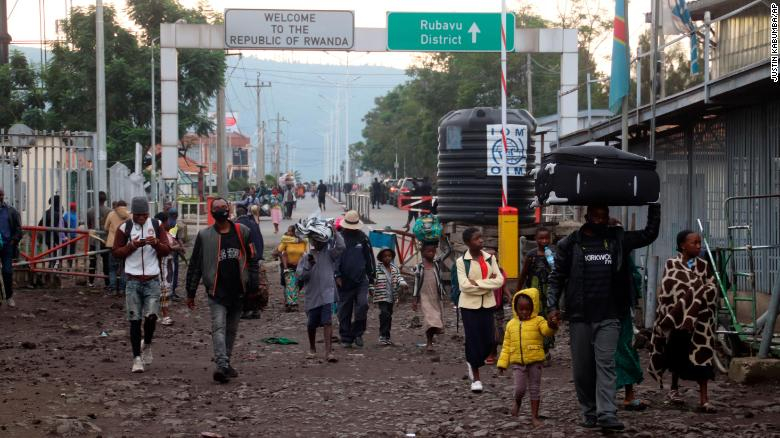 Người dân Congo chạy qua Rwanda khi núi lửa phun trào và quay trở lại Goma (Congo) vào sáng 23/5 - Ảnh: CNN