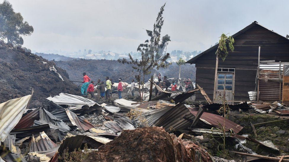 Nỗ lực xây dựng lại ở những khu vực bị ảnh hưởng nặng nề có thể sẽ mất nhiều tháng - Ảnh: Reuters