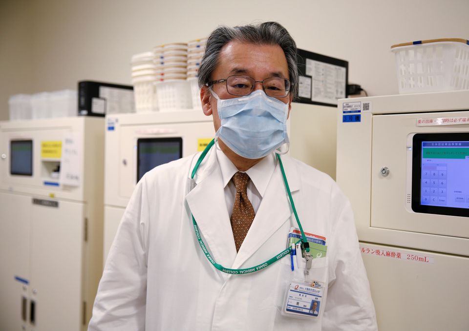 Toshiaki Minami, Giám đốc Bệnh viện Đại học Y dược Osaka (OMPUH), cảnh báo rằng hệ thống bệnh viện của thành phố đang thiếu hụt thuốc điều trị, giường bệnh và nhân lực trước làn sóng lây nhiễm mới