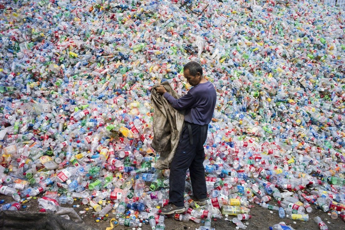 Trung Quốc lại là quốc gia tạo ra rác thải nhựa lớn nhất, chiếm 1/5 tổng lượng rác thải nhựa trên thế giới