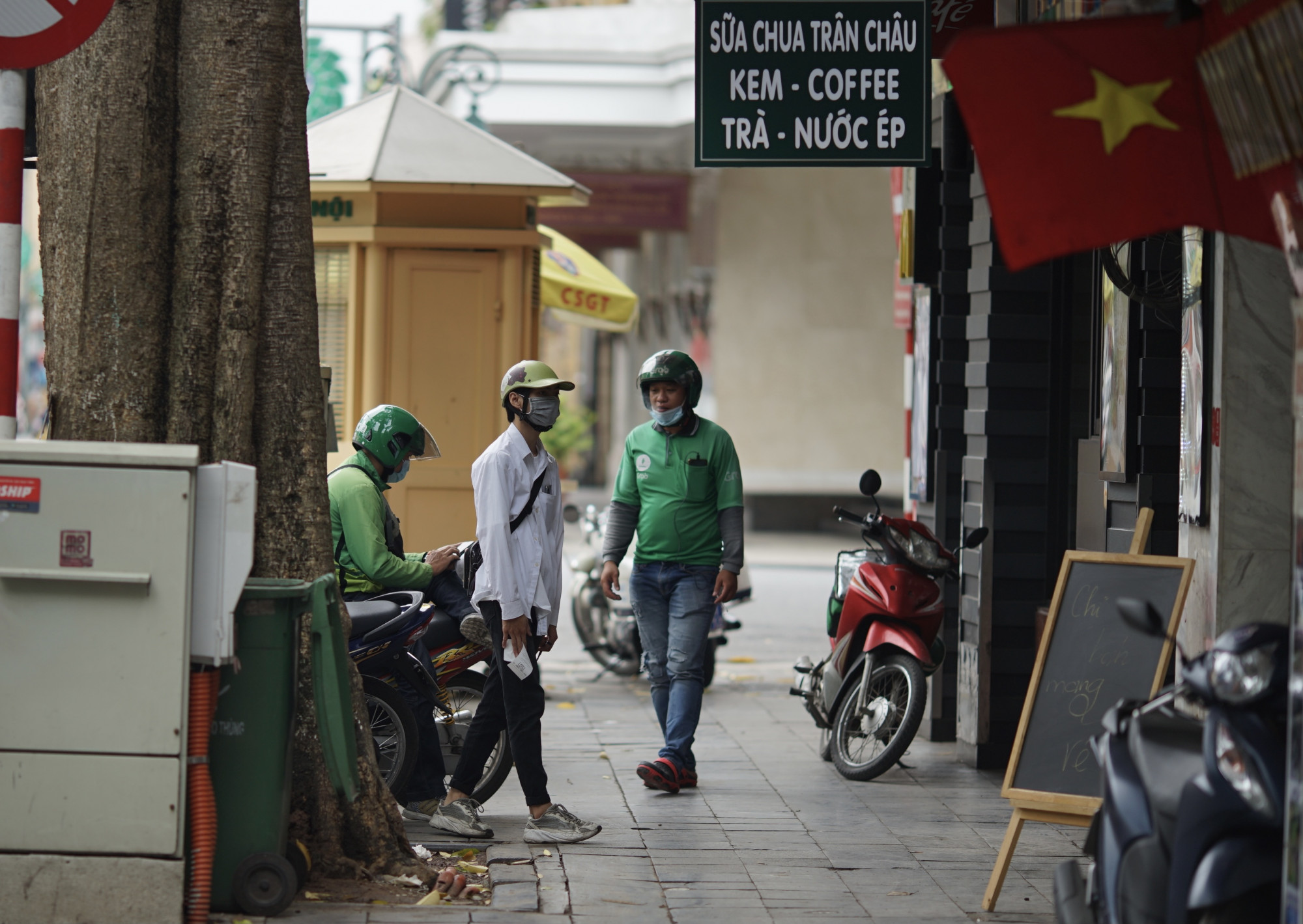 Dịch vụ ship đồ ăn cũng “lên ngôi”. Một tài xế xe ôm công nghệ cho biết, ngay từ 10h đã xuất hiện nhiều đơn hàng, chủ yếu là đồ ăn nhanh.