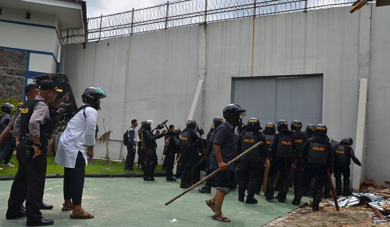 Cảnh sát chống bạo động chuẩn bị tiến vào nhà tù Pekanbaru, sau khi khoảng 200 tù nhân thoát ra khỏi cơ sở quá đông đúc ở miền Tây Indonesia