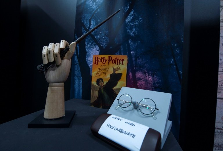  đũa phép và kính đeo mắt được Daniel Radcliffe sử dụng trong hai bộ phim Harry Potter