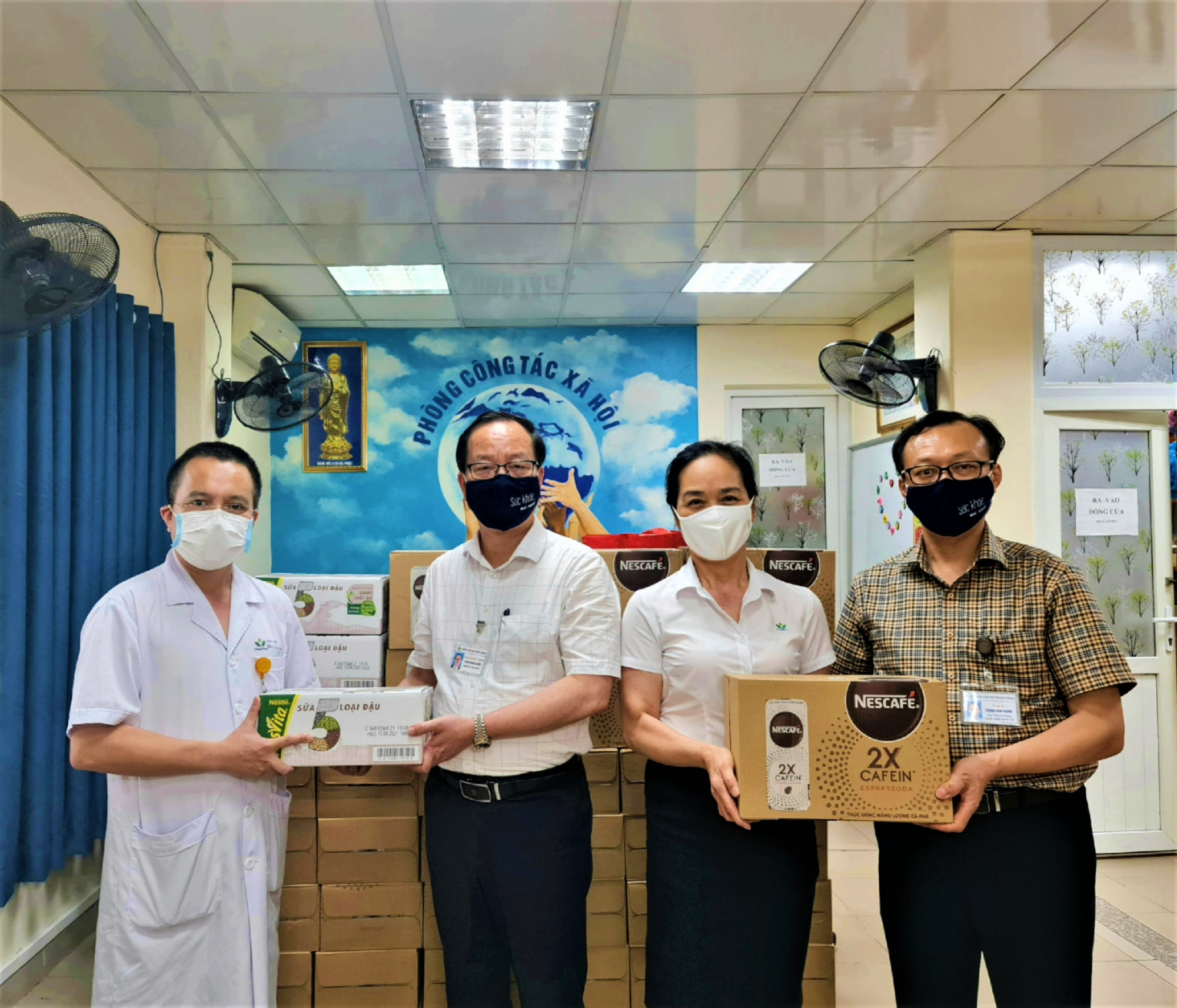 Đại diện Bệnh viện Nhi Trung ương trao quà tặng của Nestlé tới y, bác sĩ, cán bộ khoa Xét nghiệm của bệnh viện. Ảnh: Nestlé Việt Nam