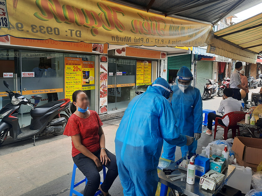 Nhân viên y tế lấy mẫu xét nghiệm SARS-CoV-2 tại chợ Phú Nhuận, tất cả mẫu xét nghiệm đã âm tính.