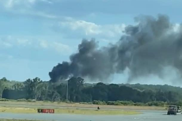 Lực lượng cứu hỏa địa phương đang dập ngọn lửa do chiếc máy bay trực thăng gặp nạn rơi và bốc cháy Các chiến sĩ cứu hỏa chiến đấu với ngọn lửa bốc cháy từ chiếc trực thăng bị rơi trong đêm - Ảnh: Leesburg Fire Rescue