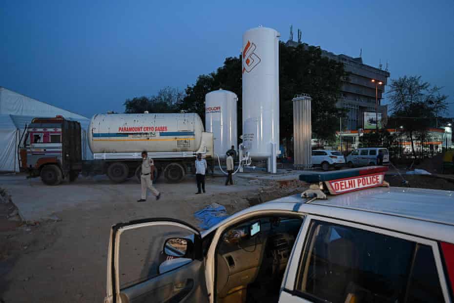 Bình dưỡng khí mới lắp đặt được lấp đầy tại Ramlila Ground ở New Delhi, Ấn Độ