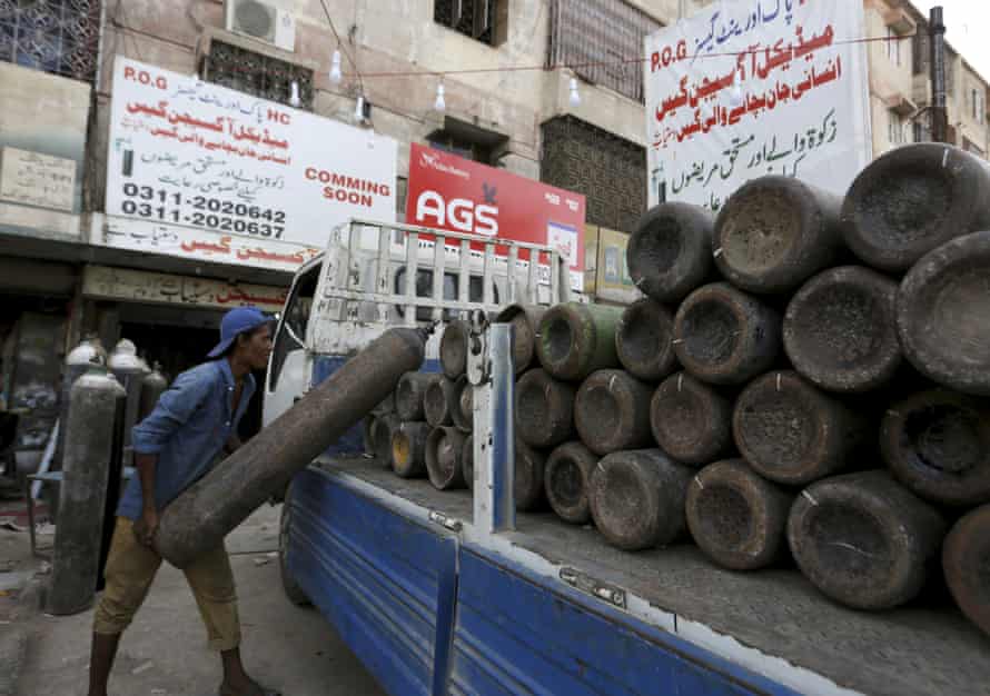 Một chiếc xe tải chở đầy bình oxy để cung cấp cho các bệnh viện tư nhân ở Karachi, Pakistan