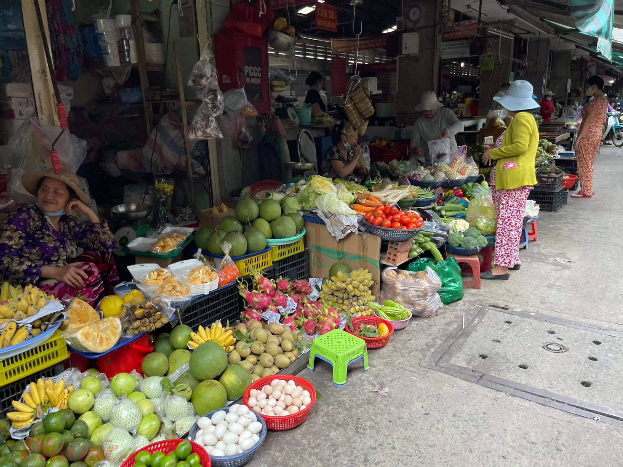 Nhiều tiểu thươn tại chợ Gò Vấp (Q.Gò Vấp, TP.HCM) không đeo khẩu trang đúng cách để phòng dịch COVID-19.