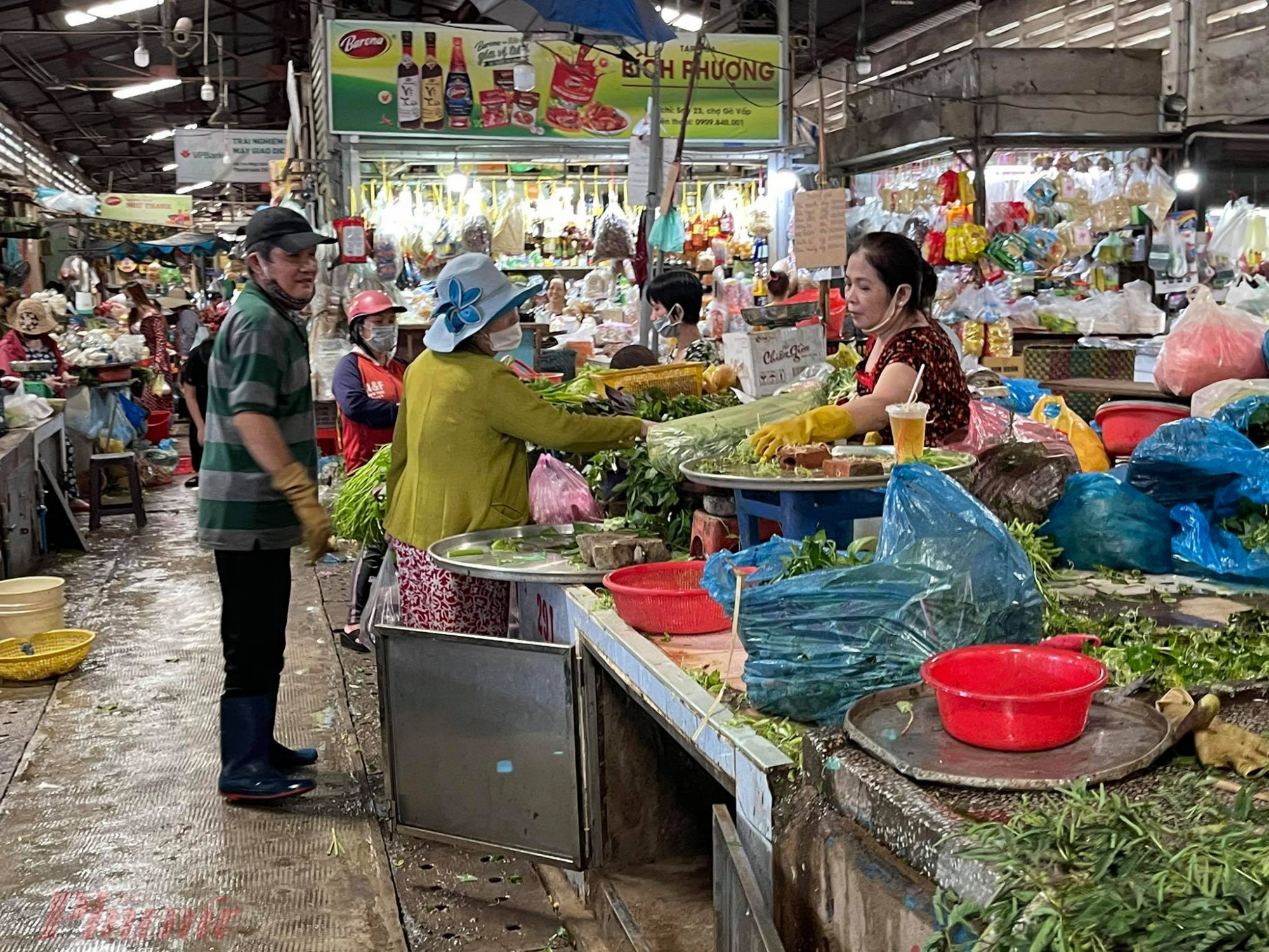 Người bán - khách mua đều không chấp hành nghiêm chỉnh việc đep khẩu trang phòng dịch.