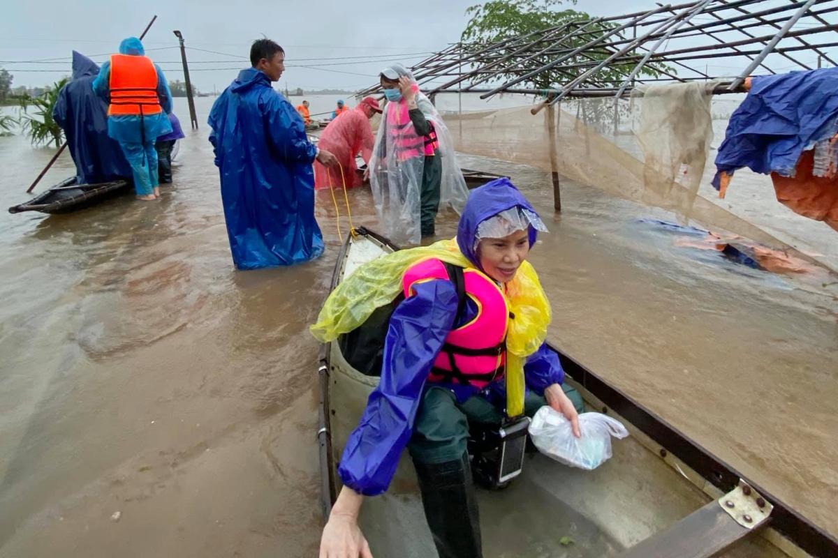 Bà Ngọc Hương - mẹ ruột ca sĩ Hồ Ngọc Hà đi từ thiện tại miền Trung vào mùa mưa năm ngoái.