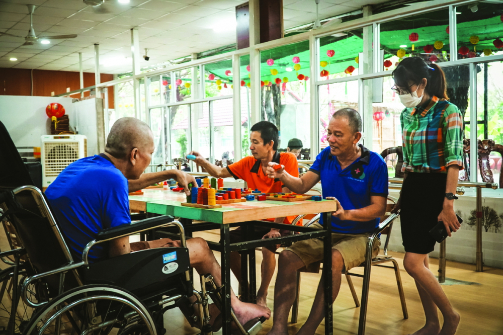 Những người già ở viện dưỡng lão sống vui nhờ có tri kỷ