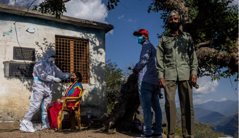 Nhân viên y tế lấy mẫu xét nghiệm cho người dân ở làng Pitha, Bắc Uttarakhand, Ấn Độ