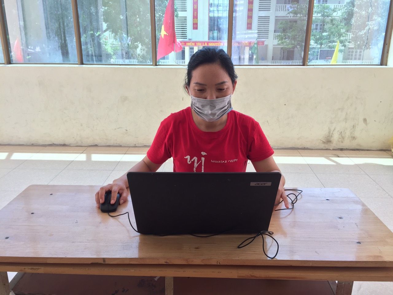 Cô giáo Nguyễn Thị Hồng Bến vẫn làm công tác dạy học tại trong khu vực cách ly.