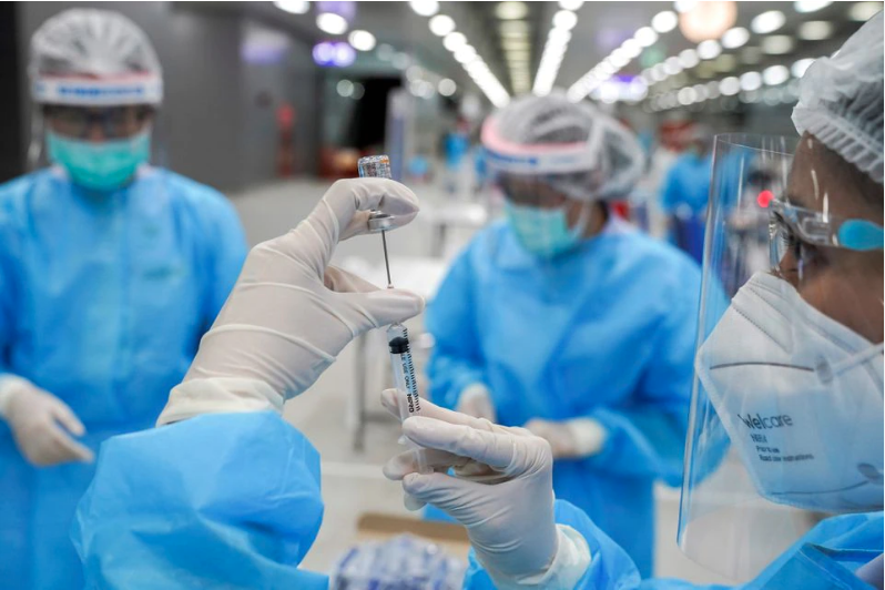 Một nhân viên y tế chuẩn bị một ống tiêm chứa một liều vắc xin phòng bệnh do virus coronavirus (COVID-19) của Trung Quốc tại Trung tâm Tiêm chủng Trung ương, bên trong Nhà ga Bang Sue Grand, ở Bangkok, Thái Lan, ngày 24 tháng 5 năm 2021. REUTERS / Athit Perawongmetha