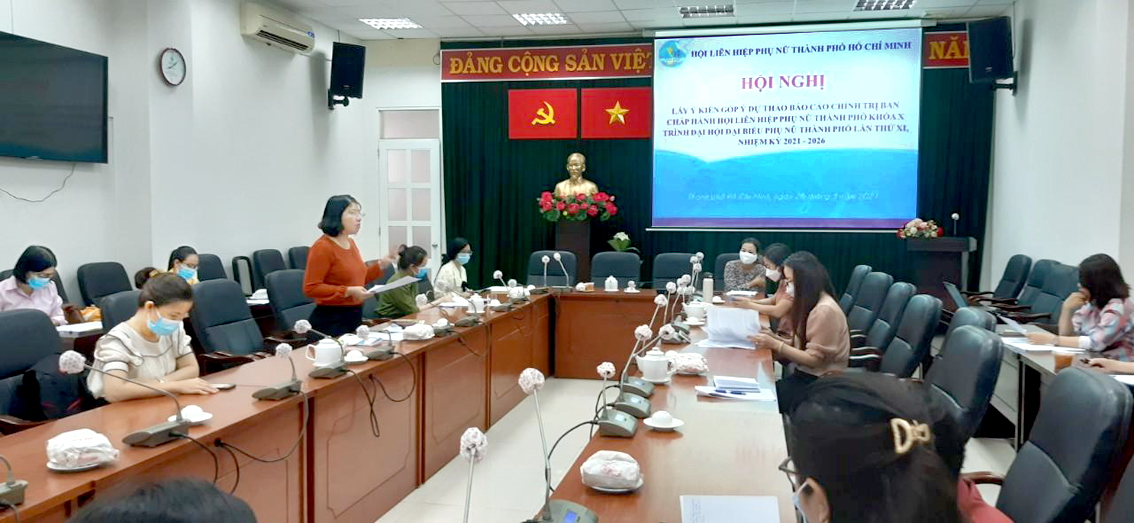 Bà Trần Thị Huyền Thanh - Phó chủ tịch Hội LHPN TP.HCM (đứng) - chủ trì hội nghị góp ý dự thảo báo cáo trình Đại hội đại biểu Phụ nữ thành phố lần thứ XI, nhiệm kỳ 2021-2026