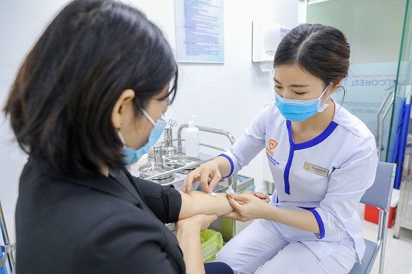 Việt Nam nhập khẩu vắc-xin để triển khai tiêm chủng trên diện rộng cho người dân. Ảnh: Novaland 