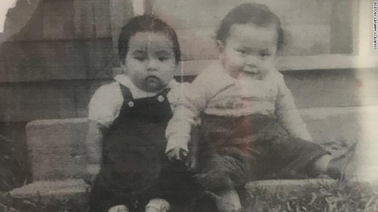 Ông Harvey McLeod thời thơ ấu (bên trái). Ông là người đã từng theo học tại trường Nội trú Kamloops Indian vào cuối những năm 1960 - Ảnh: CNN